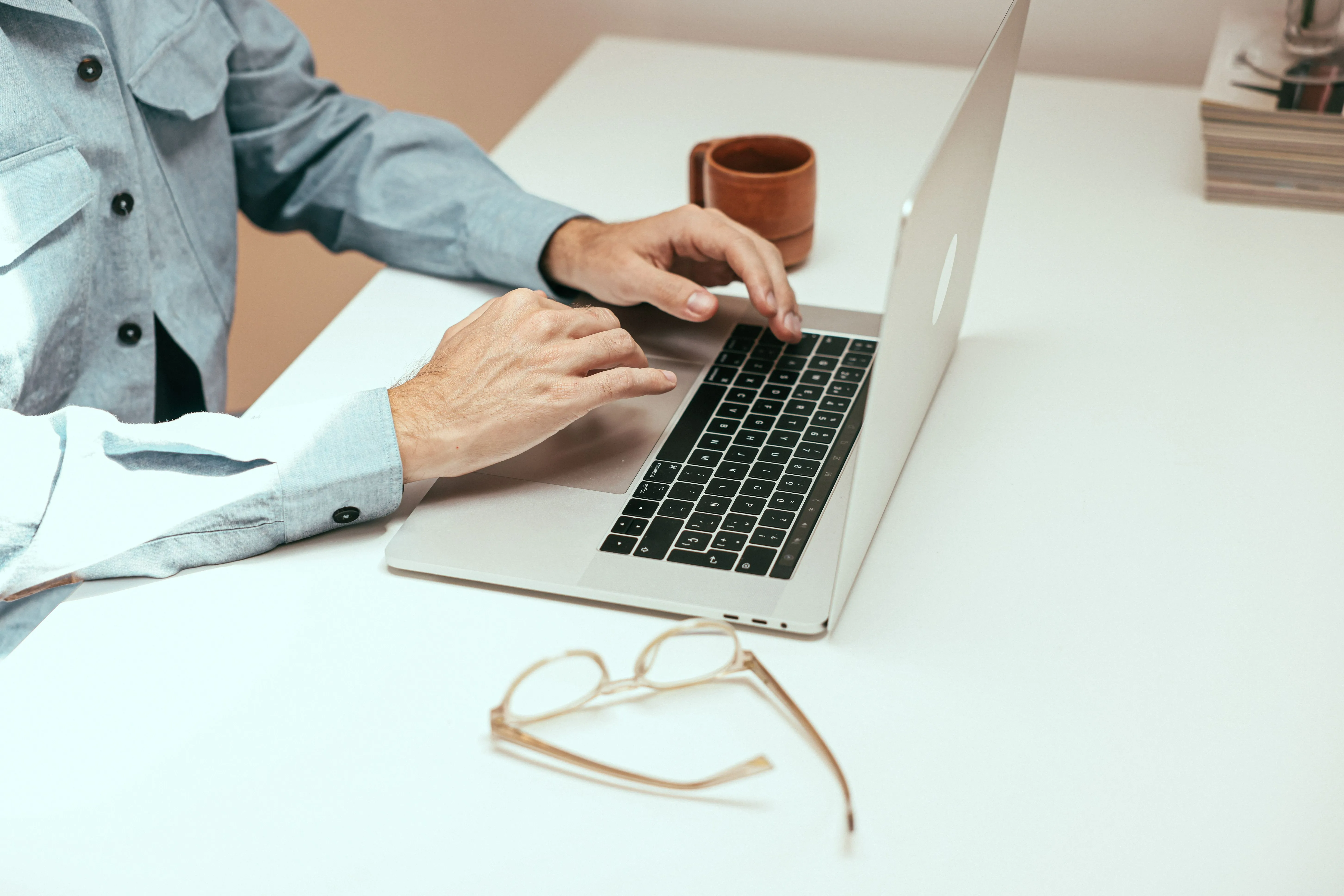 Iemand werkt met een AI-assistent op een laptop